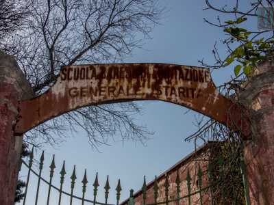 ...si tratta delle dimora ottocentesca che dal 1960 fino agli anni 80 � stata la sede del pi� antico circolo ippico pugliese. Anch�essa inutilizzata, reca ancora la scritta �Scuola barese di equitazione Generale Starita�
